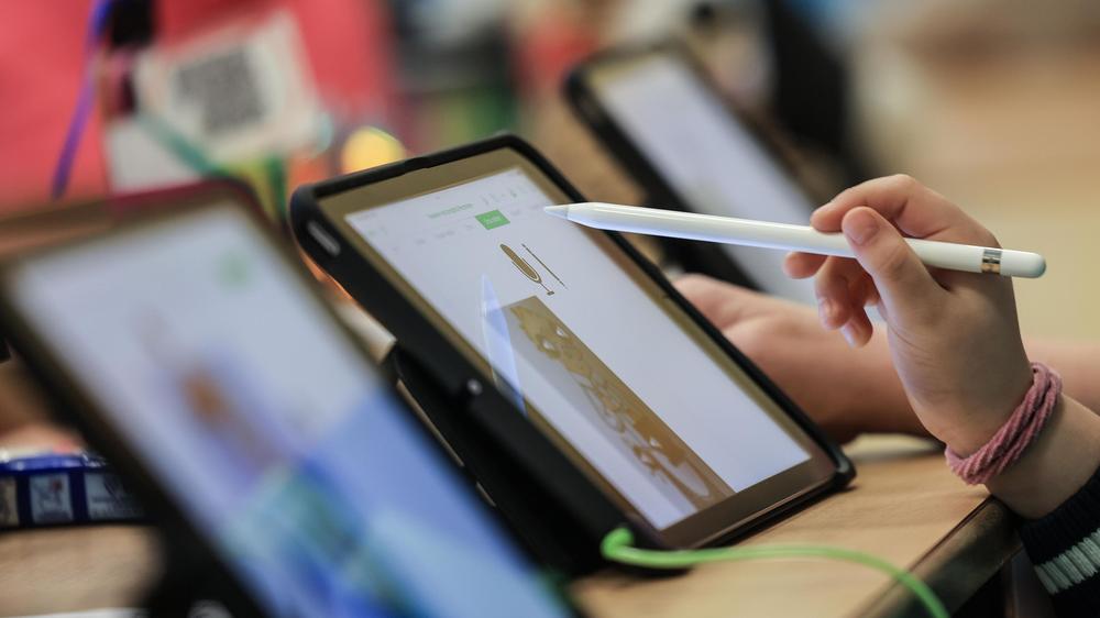  Schüler an der Grundschule Sandstraße in Duisburg mit iPad