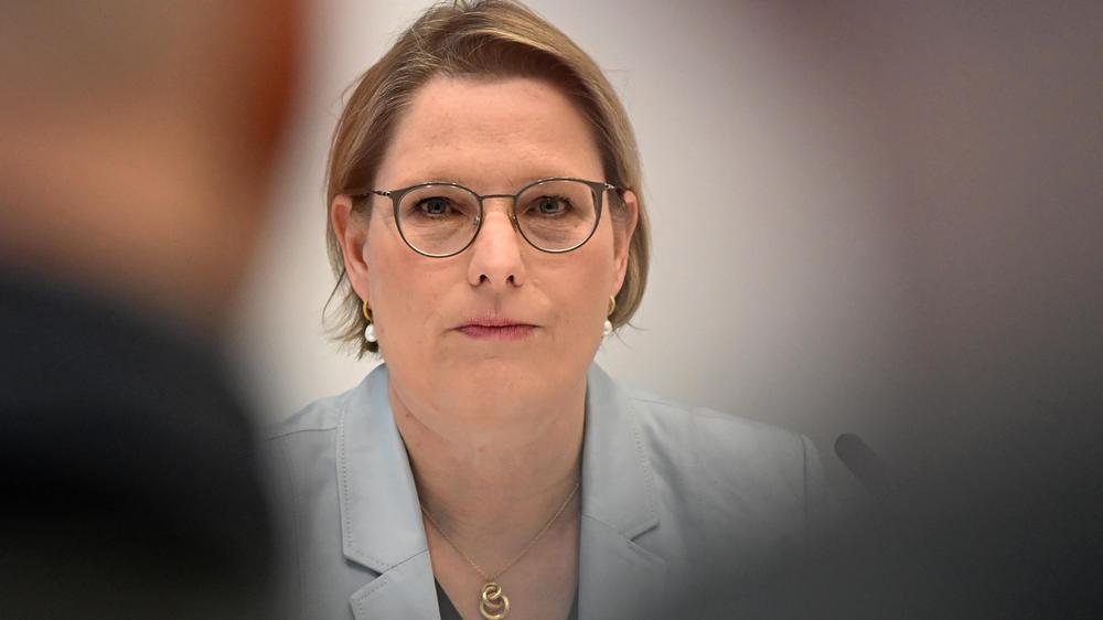Justiz: Stefanie Hubig (SPD), Bundesministerin der Justiz und für Verbraucherschutz, will mit Mitteln des Strafrechts gegen die Verrohung gegenüber Einsatzkräften vorgehen.