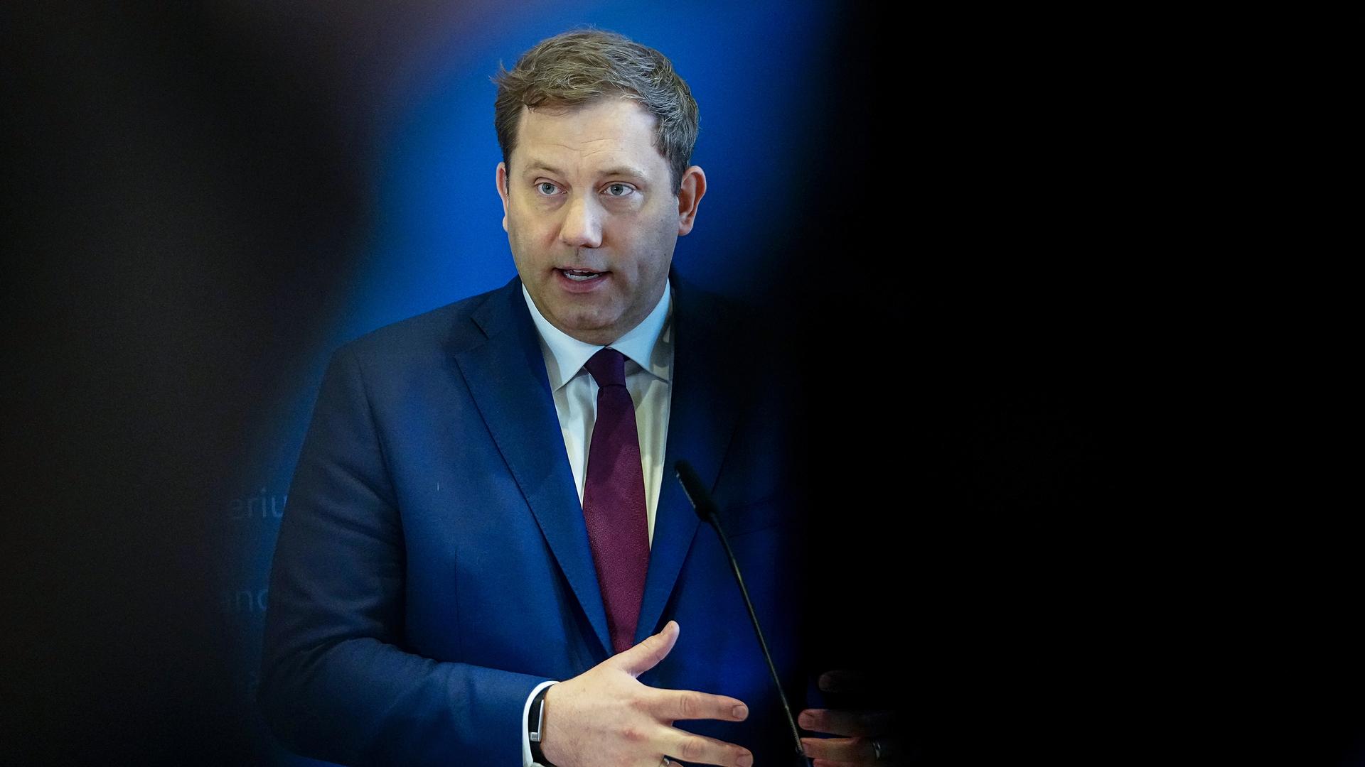 Deutsche Bahn: Klingbeil kritisiert Deutsche Bahn für Kauf chinesischer E-Busse