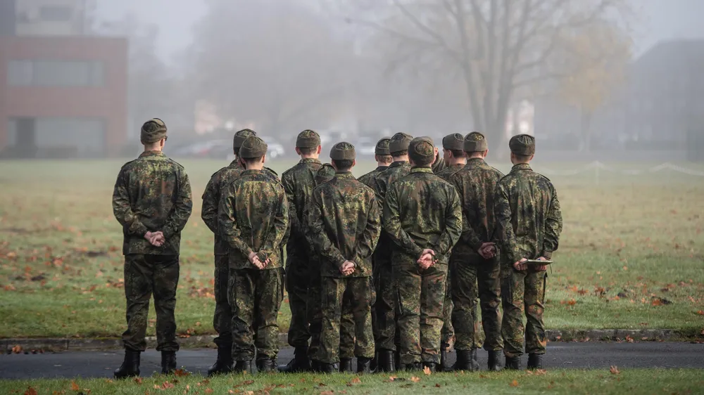 Defense: Initially, only men born in 2008 will be compulsory. The leader of the Left warns that this could only be the first step.