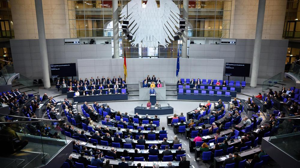 Parteispenden: Im Bundestag vertretene Parteien müssen Spenden über 35.000 Euro umgehend der Bundestagspräsidentin melden.