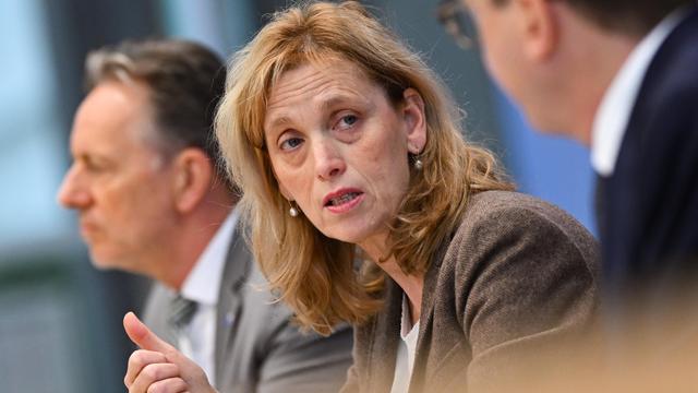 Bundesfamilienministerin: Karin Prien warnt vor Rückschritten bei der Gleichstellung