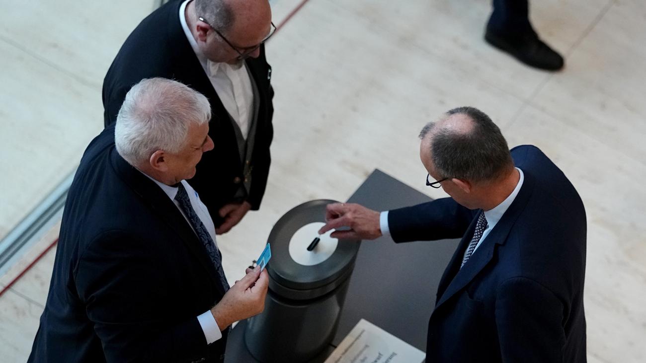 Abstimmung zum Rentenpaket: Auszählung der Stimmen zum neuen Wehrdienst läuft