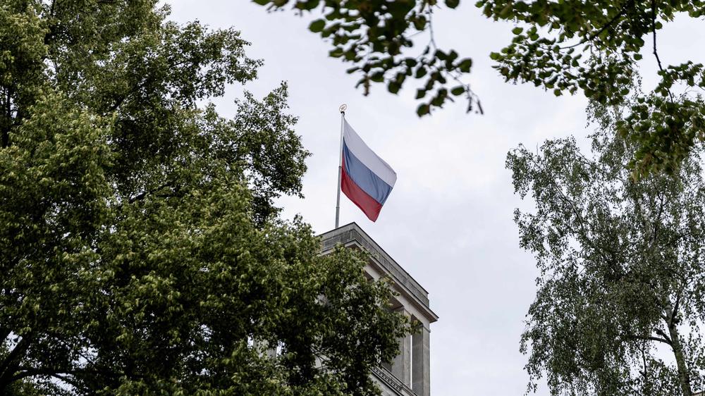  Die Bundesregierung bestellte den Botschafter ein.