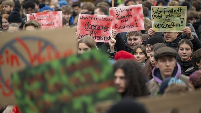 Bundestag: Schülerproteste gegen Wehrdienst in vielen Städten