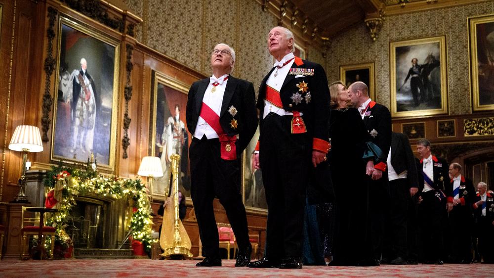  Bundespräsident Frank-Walter Steinmeier (l.) und König Charles III. in der St. George's Hall von Schloss Windsor