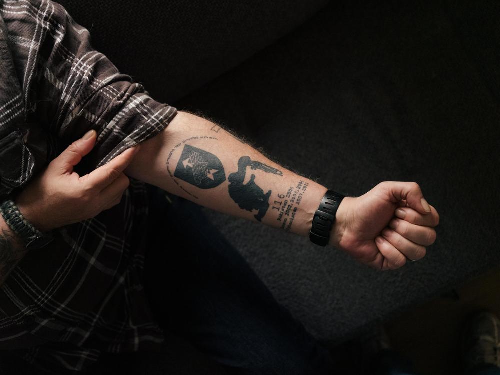 Traumatisierter Ex-Soldat: Martin Thamm zeigt einige seiner Tattoos. Sie erinnern ihn an die Verluste, der Bundeswehr und seine ganz privaten