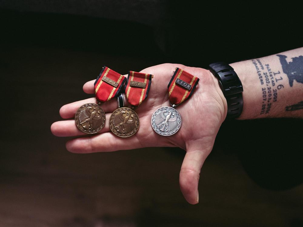 Traumatisierter Ex-Soldat: Ausgezeichnet: Martin Thamm zeigt seine Einsatzmedaillen.