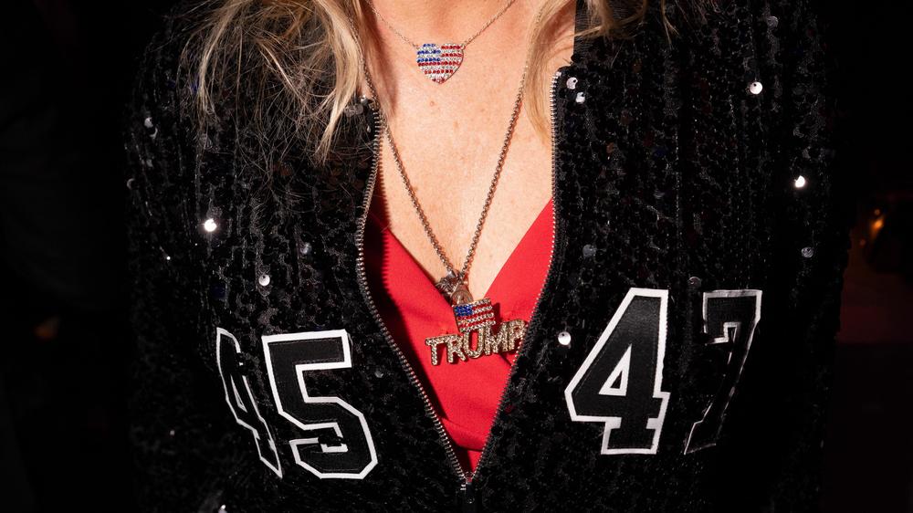  Eine Teilnehmerin der letzten Young Republicans Gala in New York mit klarer politischer Botschaft