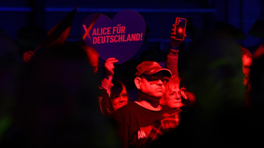 AfD-Wahlprogramm: AfD-Anhänger beim Wahlkampfauftakt zur Bundestagswahl im Januar 2025 in Halle