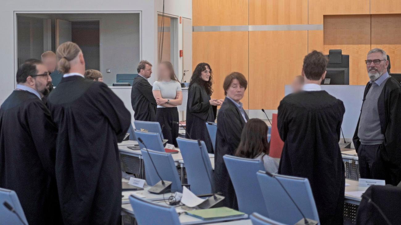 Prozess in Düsseldorf: Unter lautem Beifall betreten die Angeklagten den Saal