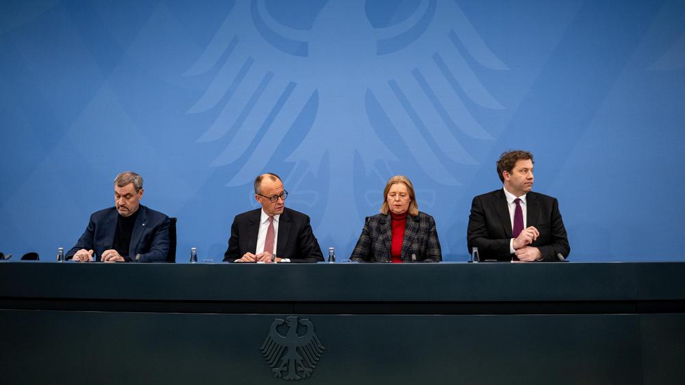  Bundeskanzler Friedrich Merz und der CSU-Vorsitzende Markus Söder sowie die SPD-Vorsitzenden Bärbel Bas und Lars Klingbeil während einer Pressekonferenz zum Koalitionsausschuss eine Pressekonferenz.