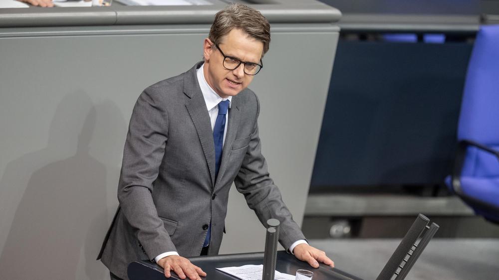 Verwaltung: CDU-Generalsekretär Casten Linnemann will, dass Anträge bei Behörden künftig schneller bearbeitet werden.