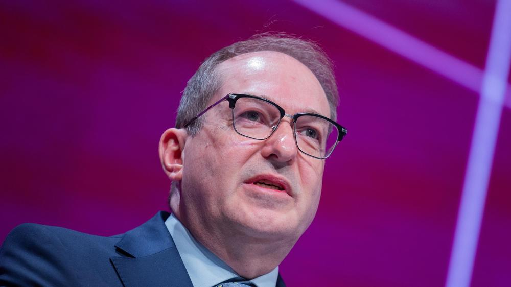  Bundesinnenminister Alexander Dobrindt (CSU) will, dass die Bundesregierung besser gegen Hacker vorgeht.