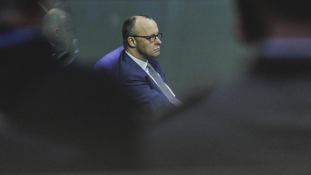 Friedrich Merz: Er werde sich nicht "von der Erregung des Augenblicks leiten" lassen, sagte Friedrich Merz im Bundestag bei seiner Regierungserklärung.