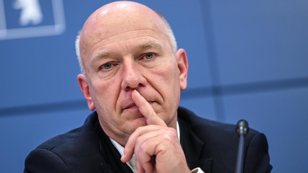 Stromausfall in Berlin: Berlins Regierender Bürgermeister Kai Wegner (CDU) bei einem Pressebriefing zum Anschlag auf das Berliner Stromnetz: Er steht wegen seiner Reaktion am Wochenende in der Kritik.