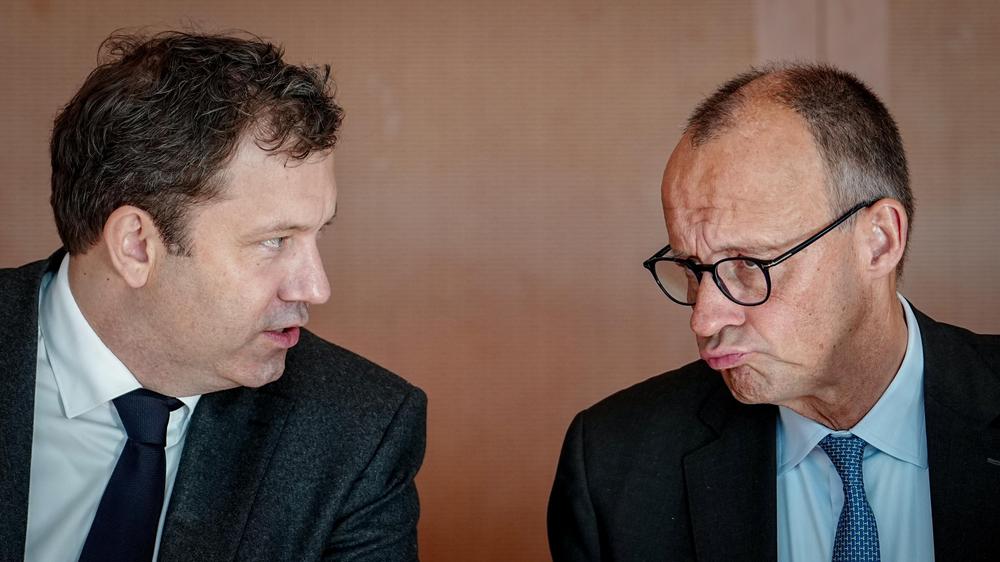 Kritik der Grünen: Bundeskanzler Friedrich Merz (CDU) und Vizekanzler Lars Klingbeil (SPD) prägen seit Mai 2025 die deutsche Regierungspolitik.
 
 (CDU) nehmen an der Sitzung des Bundeskabinetts im Bundeskanzleramt teil. +++ dpa-Bildfunk +++