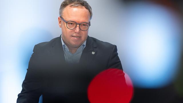 Mario Voigt verliert Doktortitel: BSW-Generalsekretär stellt Mario Voigt als Ministerpräsidenten infrage