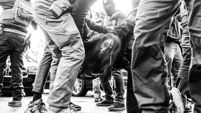 Militarisierung von ICE: ICE-Truppen zerren eine Frau in Minneapolis aus ihrem Auto.