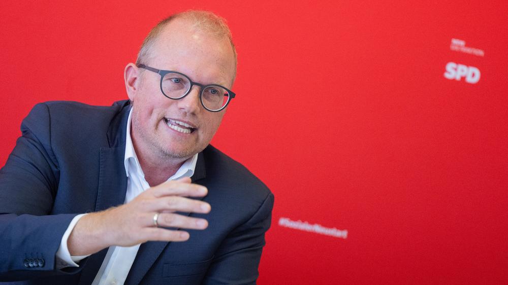 Landtagswahl: Als SPD-Spitzenkandidat tritt Jochen Ott gegen den amtierenden Ministerpräsidenten Hendrik Wüst (CDU) an.