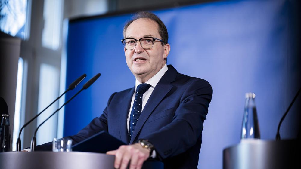 Stromausfall in Berlin: Bundesinnenminister Alexander Dobrindt (CSU): "Wir überlassen den Linksextremisten und Klimaextremisten nicht das Feld."