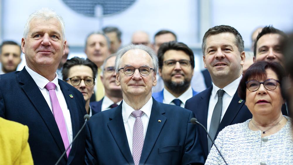 Sven Schulze: Der bisherige Ministerpräsident Reiner Haseloff (Mitte) mit seinem Nachfolger Sven Schulze (rechts) kurz vor dessen Wahl im Landtag