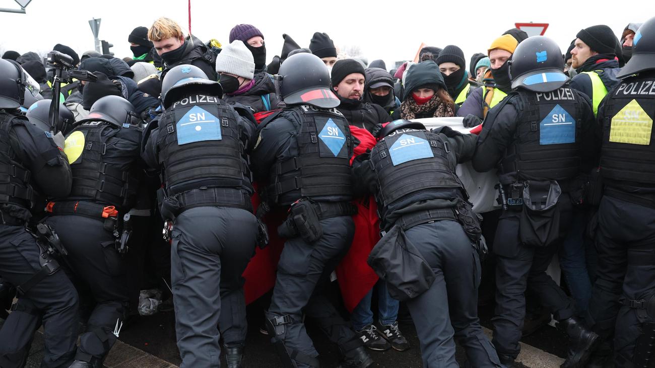 Staatsanwaltschaft Dresden: Ermittlungen zu Polizeigewalt bei AfD-Protest in Riesa eingestellt