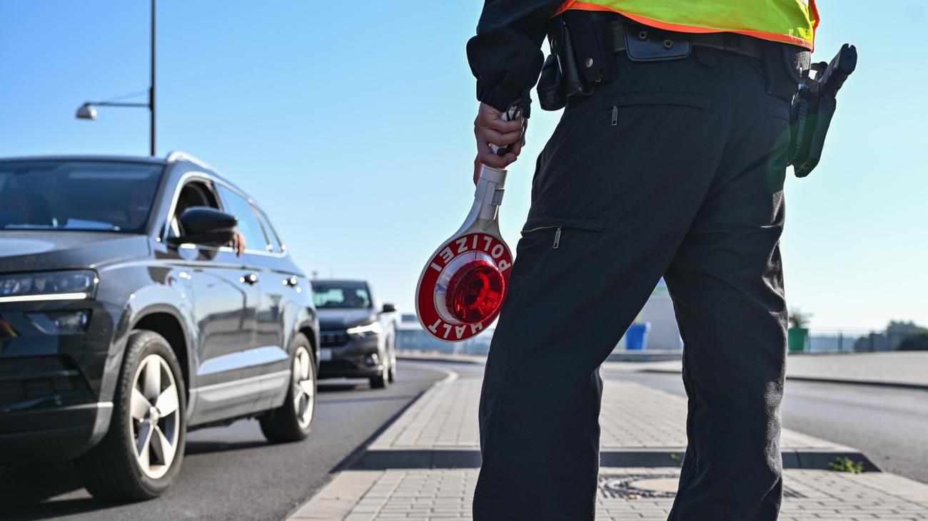 Migrationspolitik: Bundesinnenminister Alexander Dobrindt verlängert Grenzkontrollen