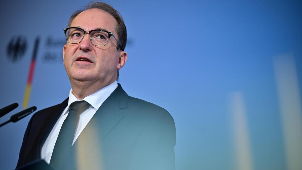  Bundesinnenminister Alexander Dobrindt dringt auf neue Befugnisse für das Bundesamt für Verfassungsschutz.