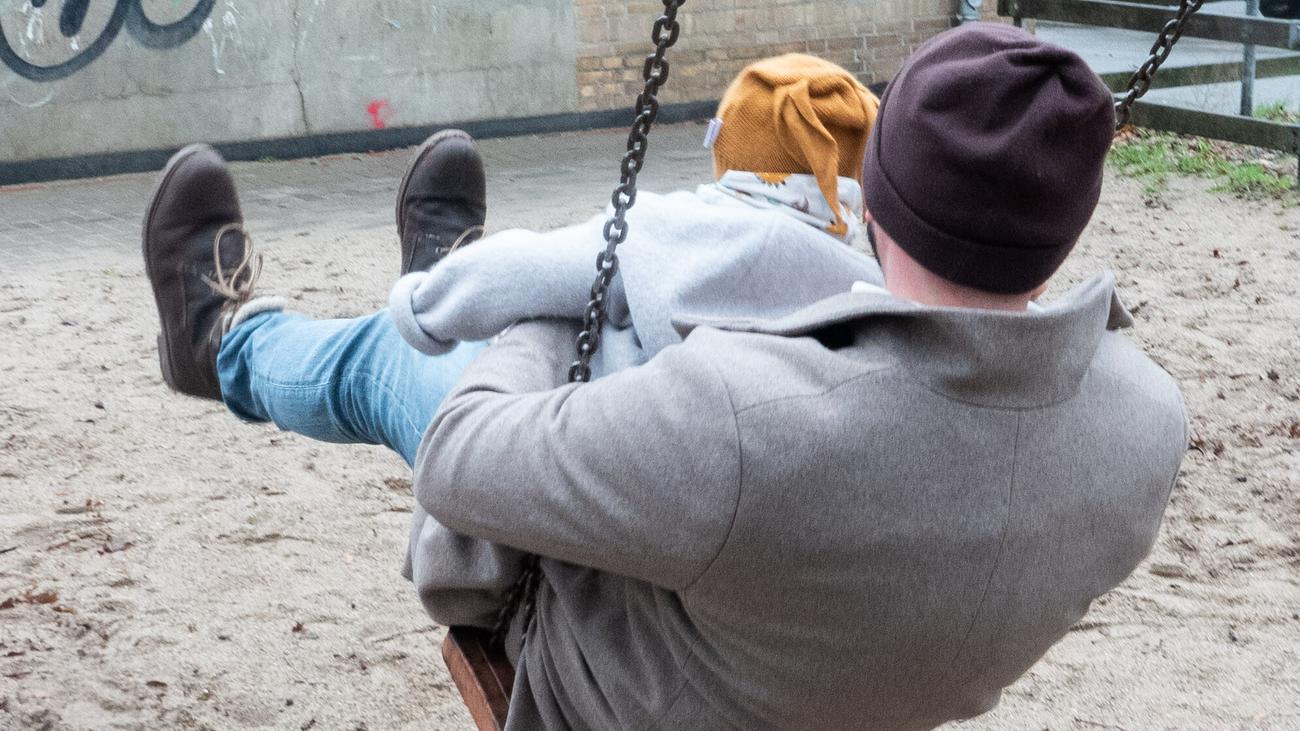 Familienrecht: Bundestag stärkt Rechte leiblicher Väter