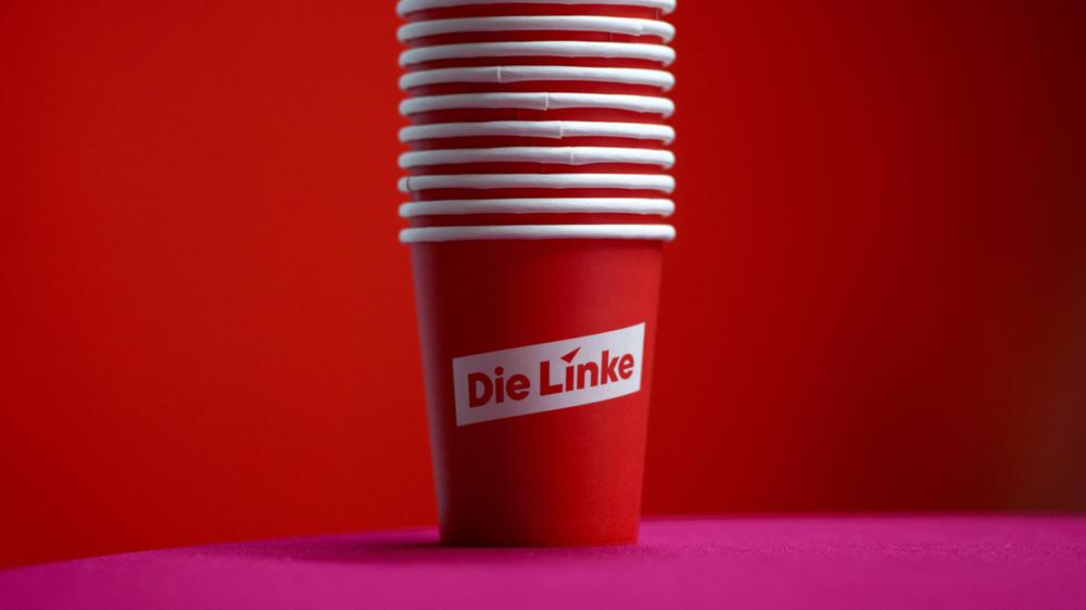 Gehalt von Bundestagsabgeordneten: Goldene Trinkbecher waren gestern: Als Abgeordneter solle man rudimentärer leben, fordert die Linke.