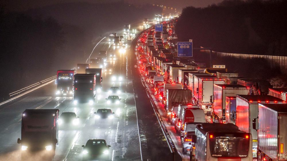 Klimaziele der Bundesregierung: Ein internes Papier des Umweltministeriums warnt vor einem Scheitern der deutschen Klimaziele. Große Probleme bestehen im Verkehrssektor.