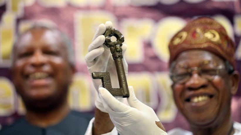 Rückgabe von Raubkunst: Ein Kunstwerk der sogenannten Benin-Bronzen, die von den europäischen Kolonialmächten gestohlen und nun zum Teil an ihre Herkunftsländer zurückgegeben wurden. In diesem Fall Nigeria.