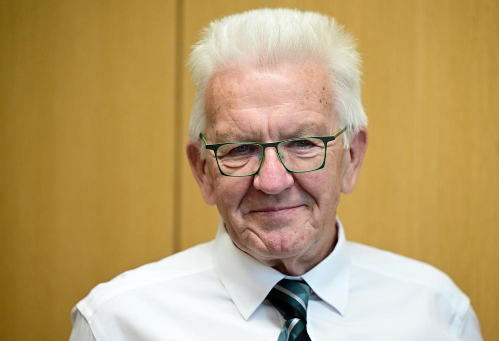 Landtagswahl in Baden-Württemberg: Er sagt Ade: Grünen-Ministerpräsident Winfried Kretschmann verabschiedet sich nach 15 Jahren im Amt.