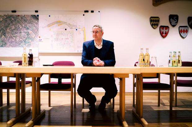 Wahlkampf in Rheinland-Pfalz: SPD-Ministerpräsident Alexander Schweitzer (SPD) nach einer Wahlkampfveranstaltung in Kaisersesch