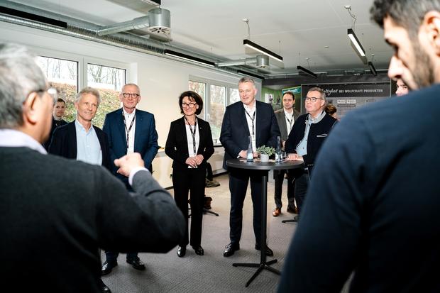 Wahlkampf in Rheinland-Pfalz: CDU-Spitzenkandidat Gordon Schnieder zu Besuch bei einem regionalen Werkzeughersteller
