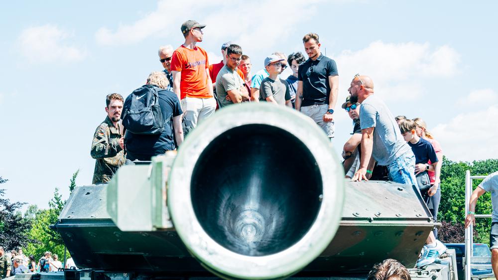 Kriegstüchtigkeit der Bundeswehr: Neue Kampfpanzer sind bestellt – sie kommen in den nächsten Jahren. Besucher beim Tag der Bundeswehr in der Tollense-Kaserne in Neubrandenburg, 2025