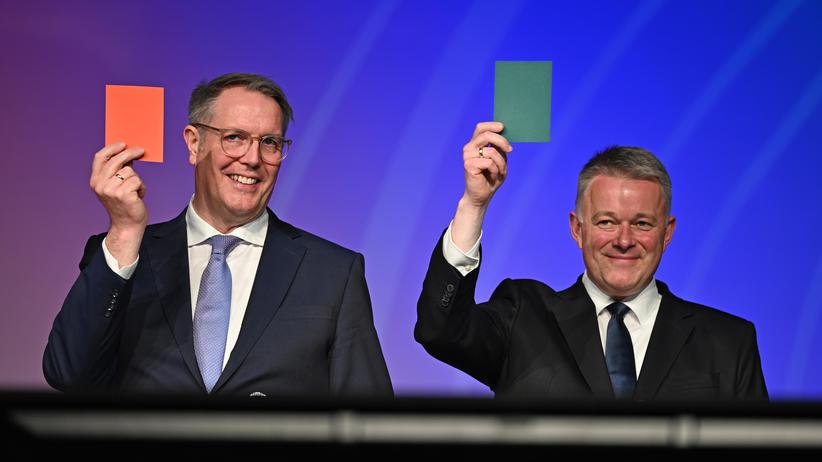 Landtagswahl in Rheinland-Pfalz: Meist wohltemperierter Wahlkampf: Schweitzer und Schnieder während einer Fragerunde