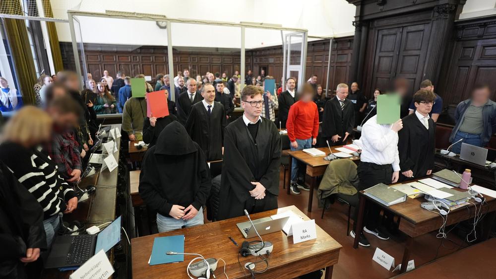 "Letzte Verteidigungswelle": Angeklagte der Terrorgruppe "Letzte Verteidigungswelle": Ihr Ziel war laut Anklage der "Rassenkampf".