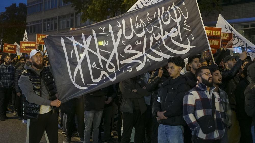 BKA-Studie zum Islamismus: Demonstration von Islamisten in Hamburg im Oktober 2024. 45,1 Prozent der Muslime unter 40 Jahren in Deutschland sind laut einer Studie des Bundeskriminalamtes "latent oder manifest islamismusaffin".