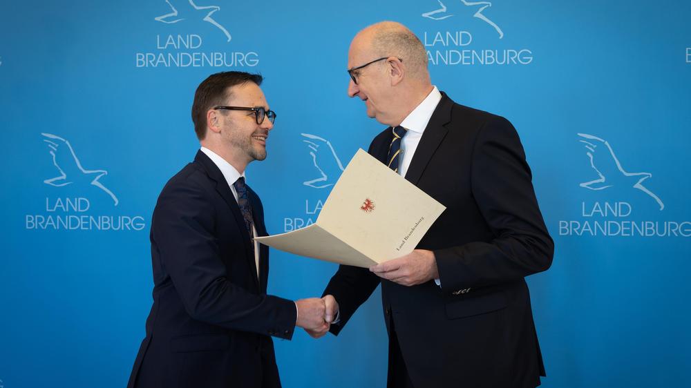  Dietmar Woidke (rechts, SPD), Ministerpräsident von Brandenburg, ernennt in der Staatskanzlei Jan Redmann (CDU) zum neuen Brandenburger Innenminister.