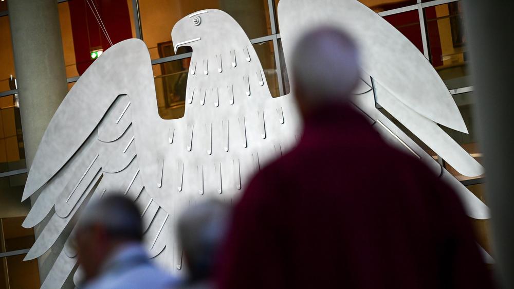 Besucher gehen vor der 62. Sitzung des Deutschen Bundestages in den Saal. +++ dpa-Bildfunk +++