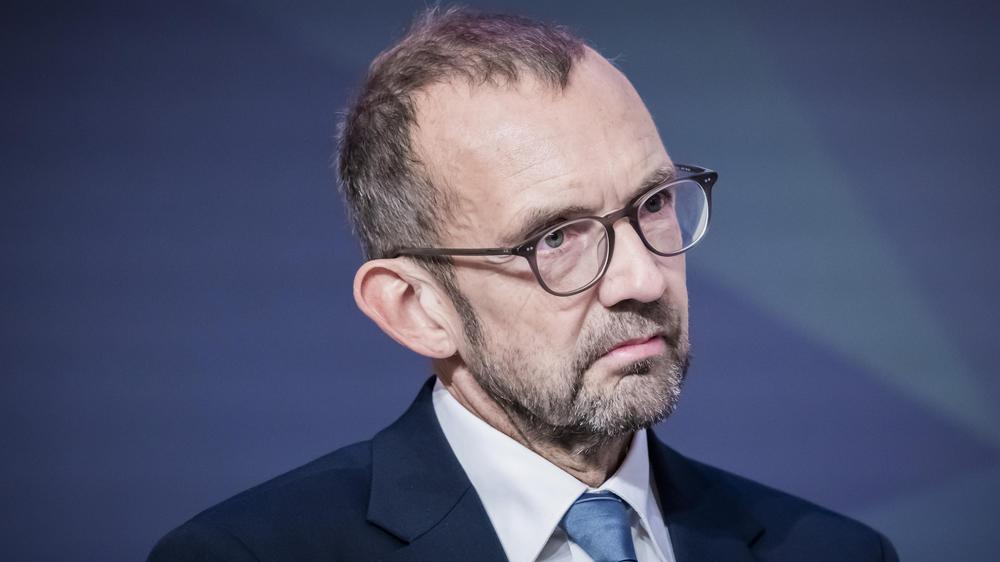  Thomas Röwekamp (CDU), Vorsitzender des Verteidigungsausschusses des Deutschen Bundestags, nimmt bei der Bundeswehrtagung 2025 an einer Podiumsdiskussion teil.