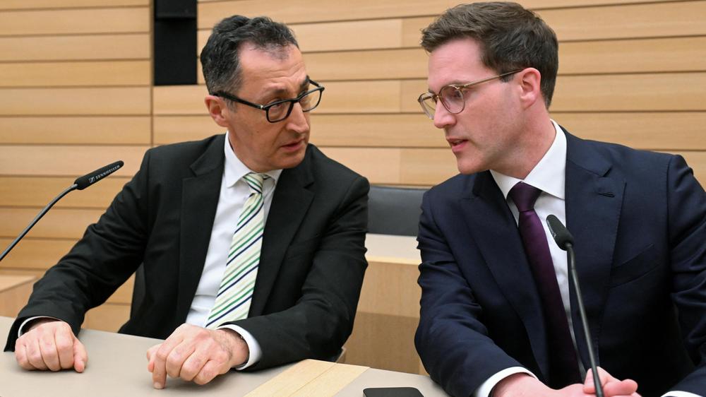 Baden-Württemberg: Cem Ozdemir von den Grünen (links) spricht mit Manuel Hagel von der CDU. Nach der Wahl wollen die Grünen mit der CDU Sondierungsgespräche führen.