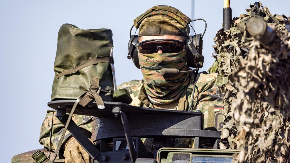  Ein Soldat der Bundeswehr sitzt auf einem Marder-Schützenpanzer bei einer Übung in der Oberlausitz.