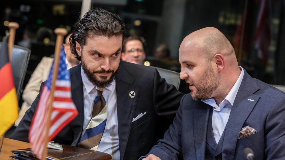  Der Präsident des New York Young Republican Club, Stefano Forte (links), ist zu Besuch bei der AfD in Berlin.