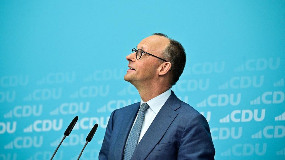 Friedrich Merz: Sieh einer an: In der CDU-Zentrale wird am Montag der Wahlsieg in Rheinland-Pfalz beklatscht, Friedrich Merz gefällt's.