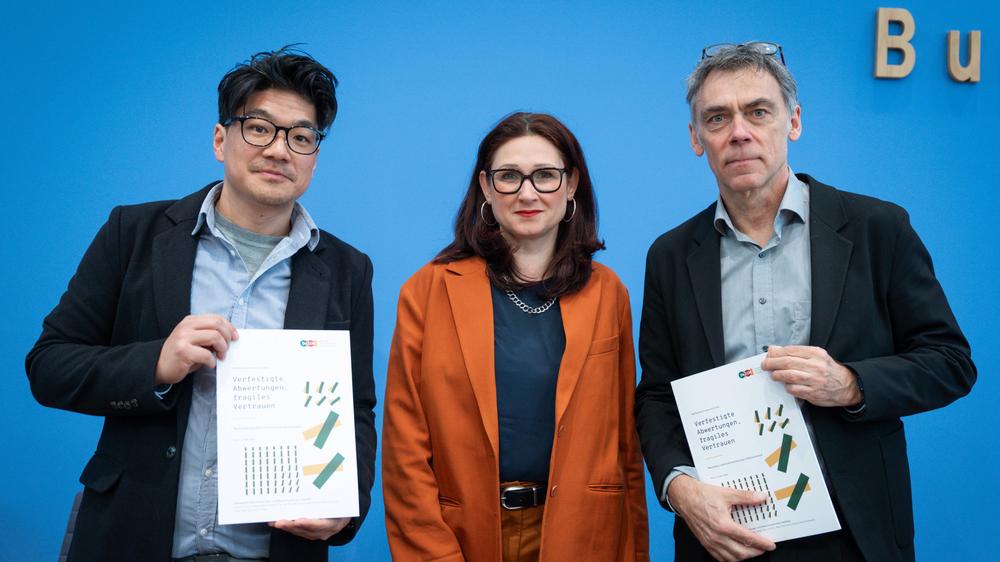 Rassismus in Deutschland: Die Bundesbeauftragte für Antidiskriminierung, Ferda Ataman, bei der Vorstellung des Berichts in Berlin