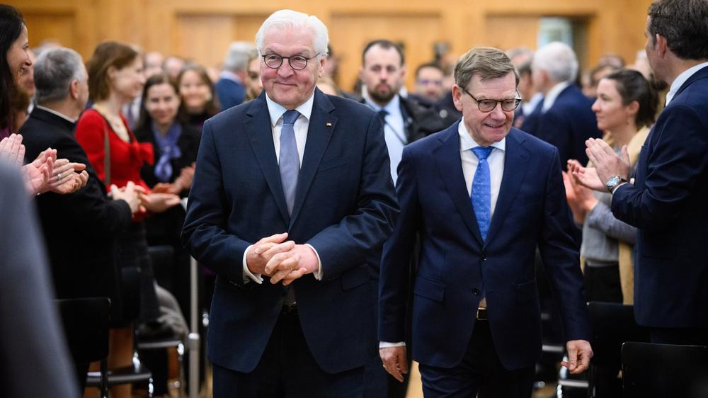 Bundespräsident Frank-Walter Steinmeier (links) und Johann Wadephul (CDU) bei der Jubiläumsveranstaltung "75 Jahre Wiedergründung des Auswärtigen Amtes"
