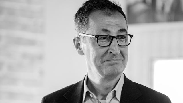 Nachrichtenpodcast: Wahllokale zu, Ausgang knapp